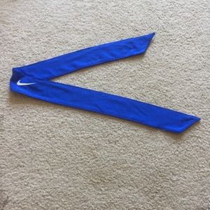 Nike Tie Headband minor wearing
